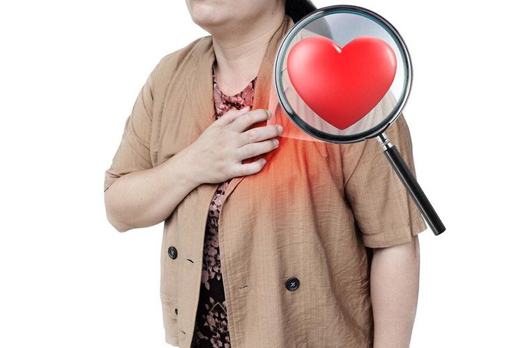 تپش قلب زیاد که به دلیل آریتمی بروز می‌کند، می‌تواند یکی از علائم مصرف بیش از حد آهن باشد.